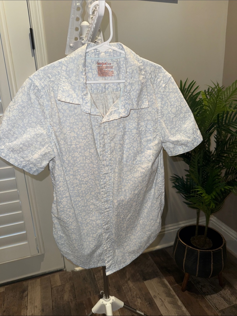 Boys Cat & Jack Pale Blue Floral Short Sleeve Button-Up Shirt size 8